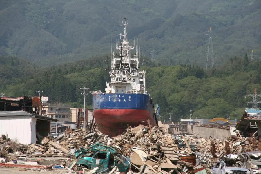 Barco lanzado en la calle de un pueblo de Japón