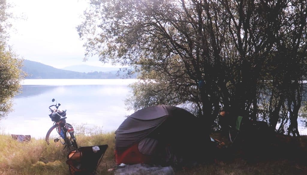 camping en un lago