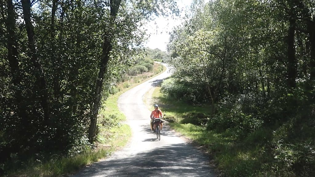 lorena pedaleando por el bosque