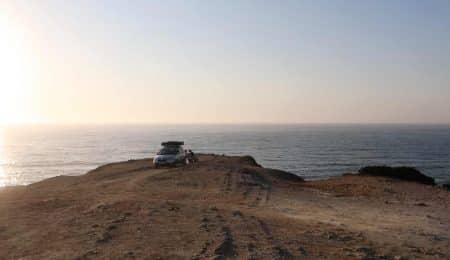 La nueva normativa de autocaravanas en España 4 coche en el acantilado