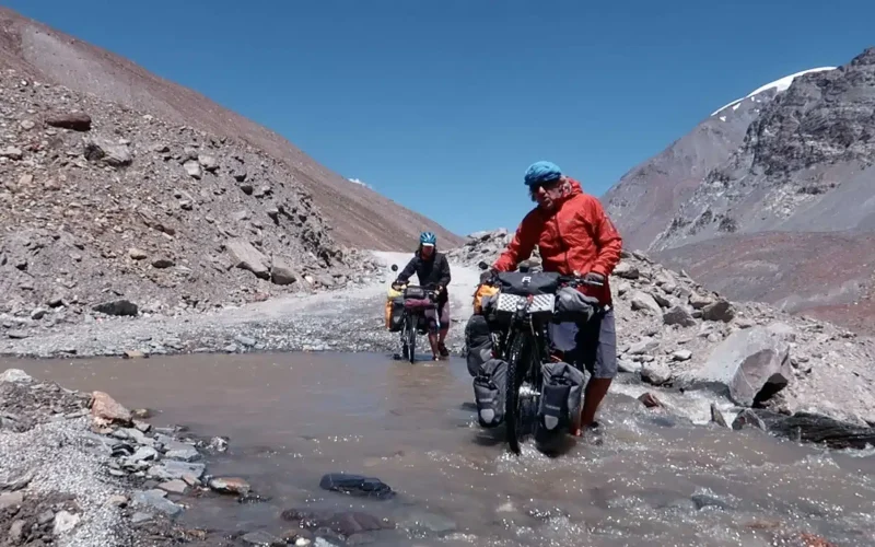 Cruzando rio en Himalaya